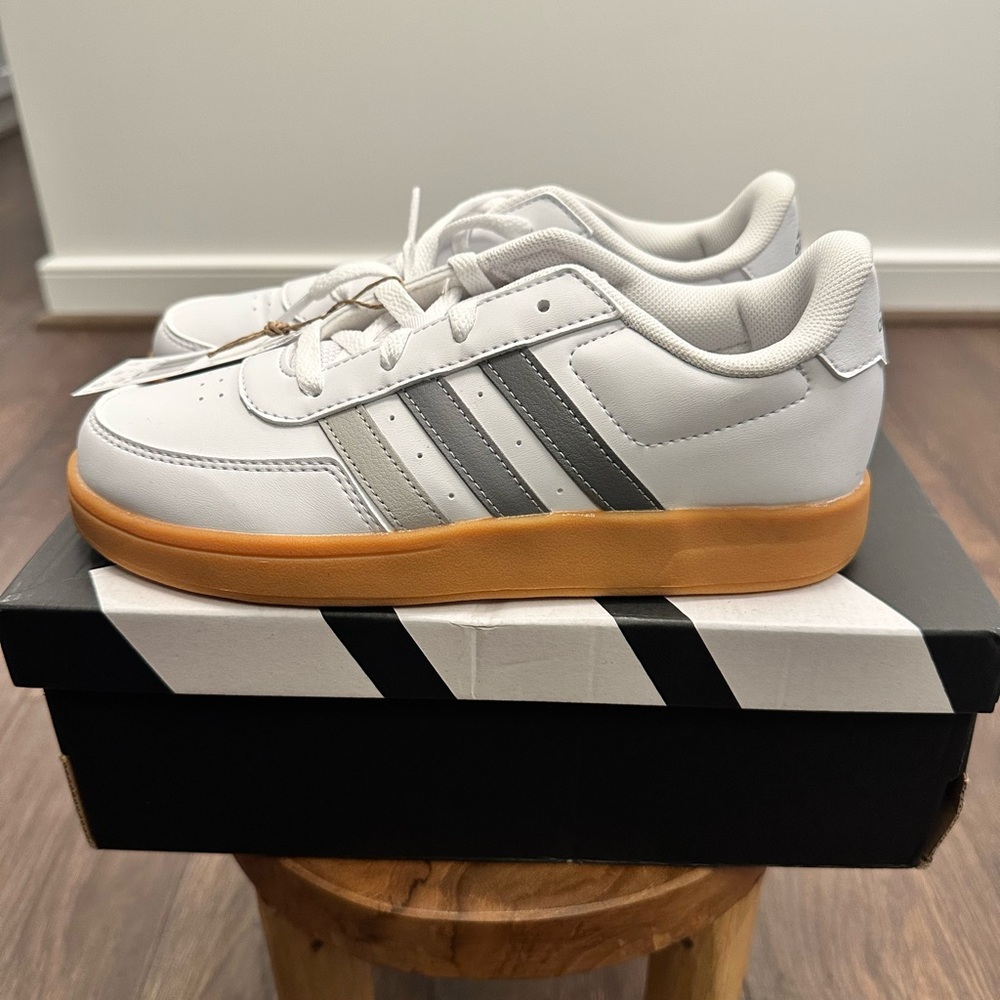 Adidas Breaknet 2.0 K Unisex Sneakers in White Gray Stripes & Gum Sole, Size 3.5